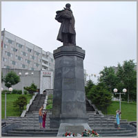 памятник Макарову